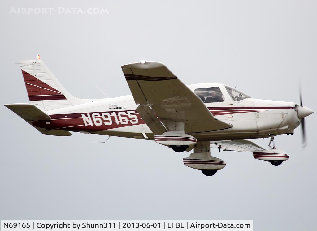 N69165, 1985 Piper PA-28-161 C/N 28-8516060, On landing...