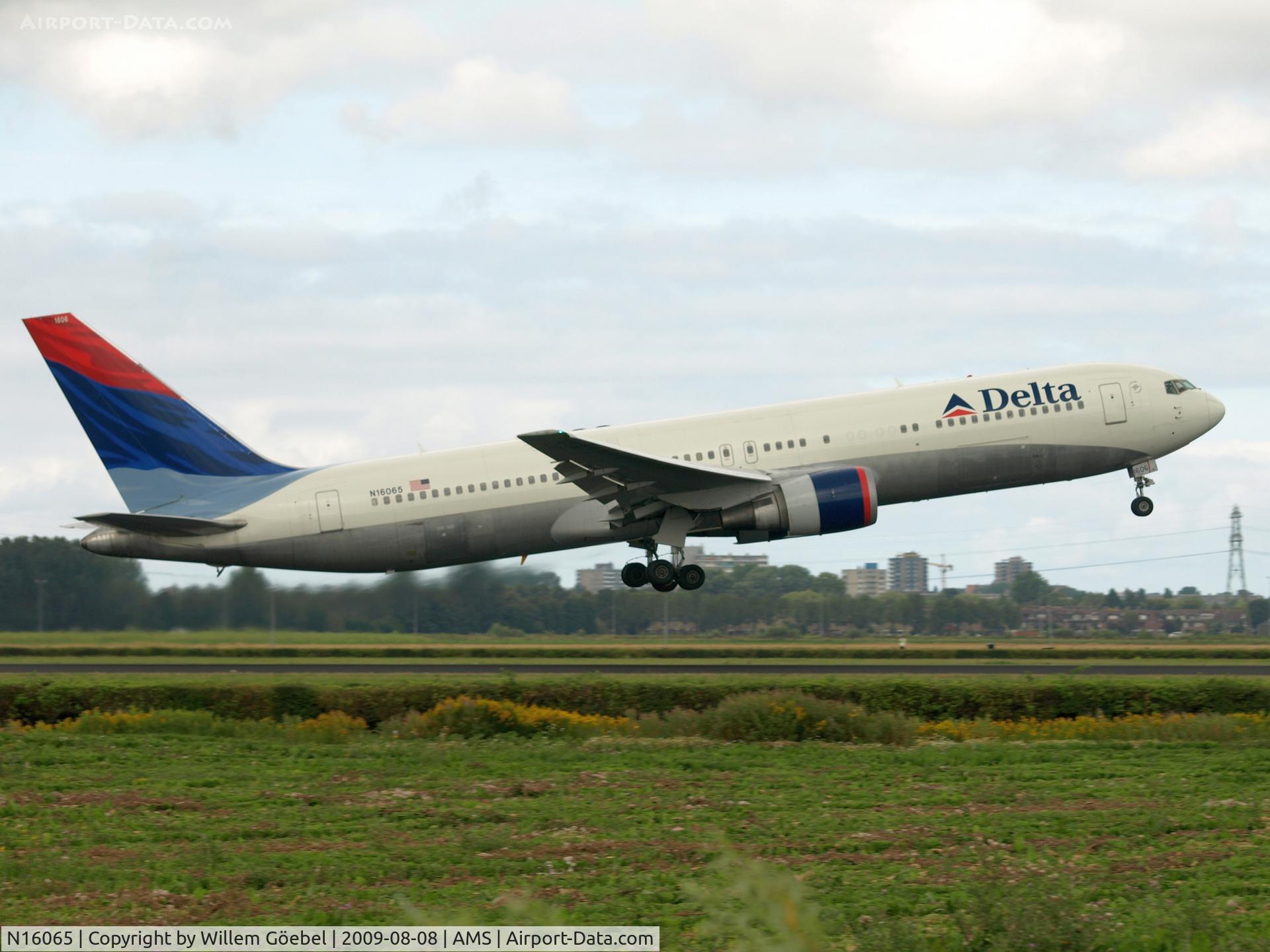 N16065, 1999 Boeing 767-332 C/N 30199, Take off from Schiphol Airport ( in old clours)