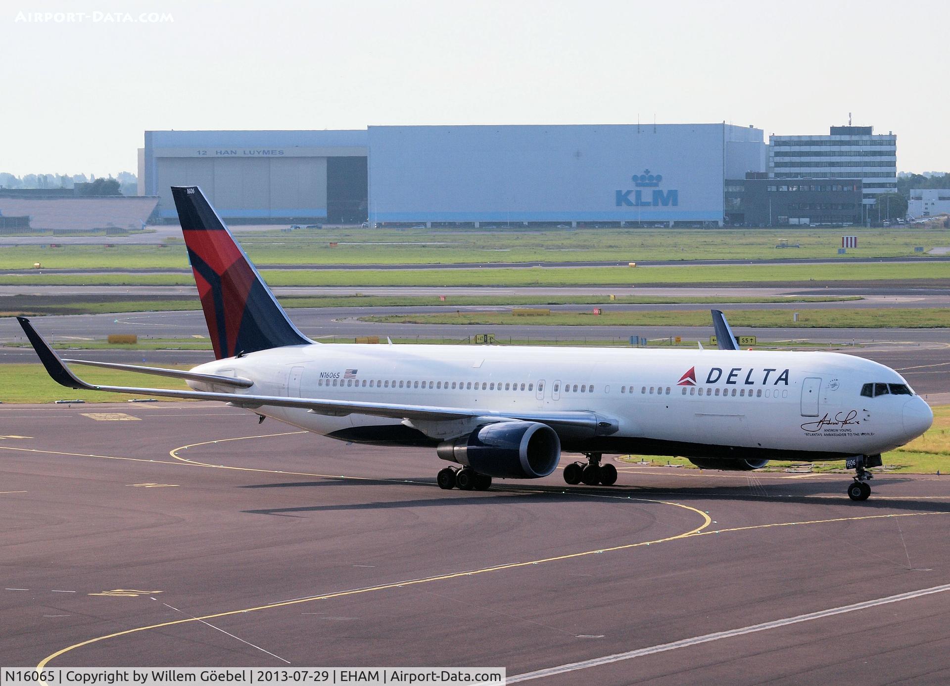 N16065, 1999 Boeing 767-332 C/N 30199, Taxi to the gate on Schiphol Airport ( new colours)