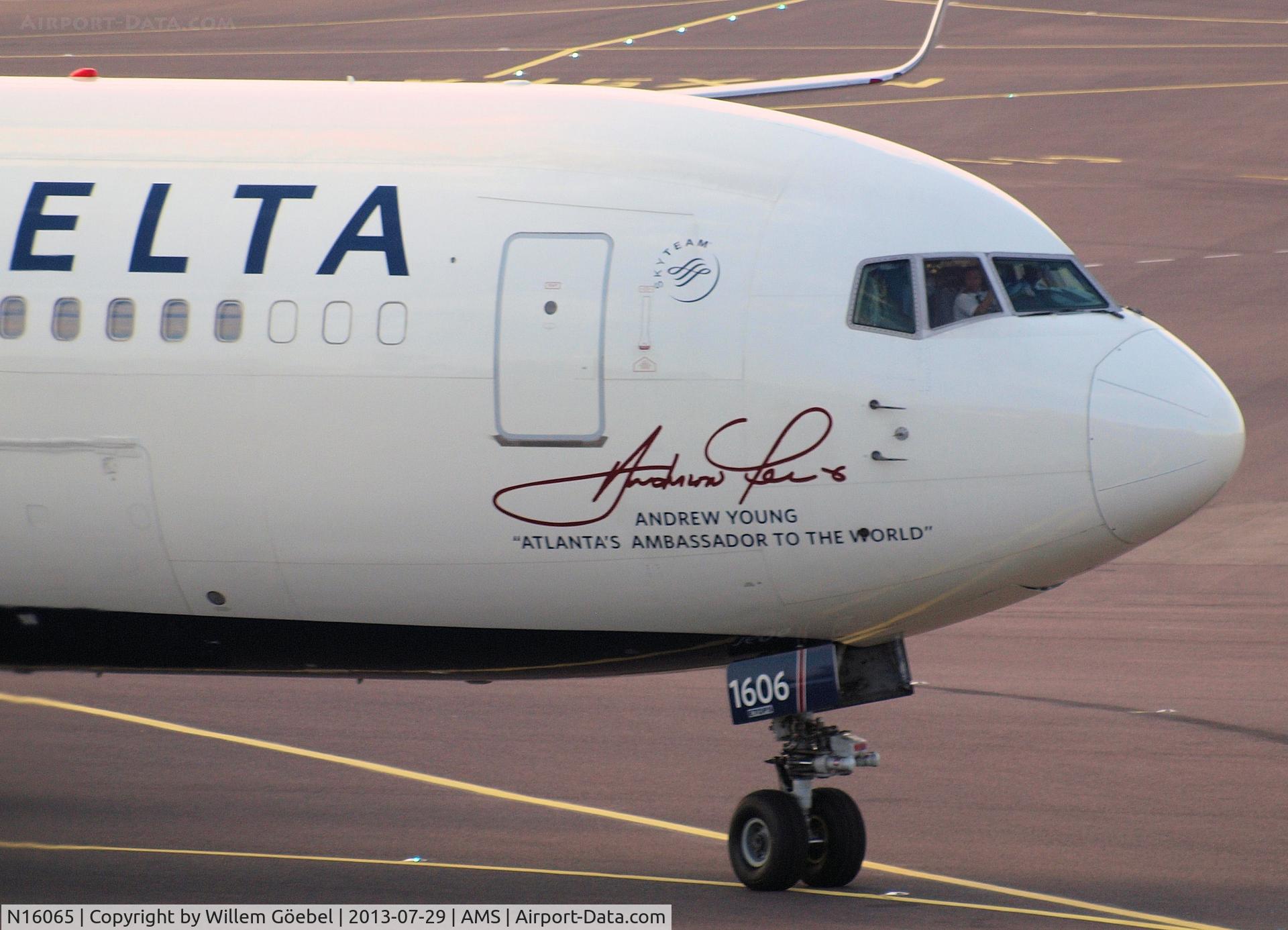 N16065, 1999 Boeing 767-332 C/N 30199, In the front of the Aircraft 