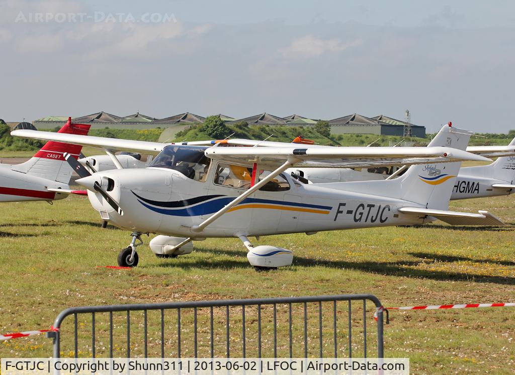 F-GTJC, Cessna 172S C/N 172S8277, Parked in the grass during LFOC Open Day 2013