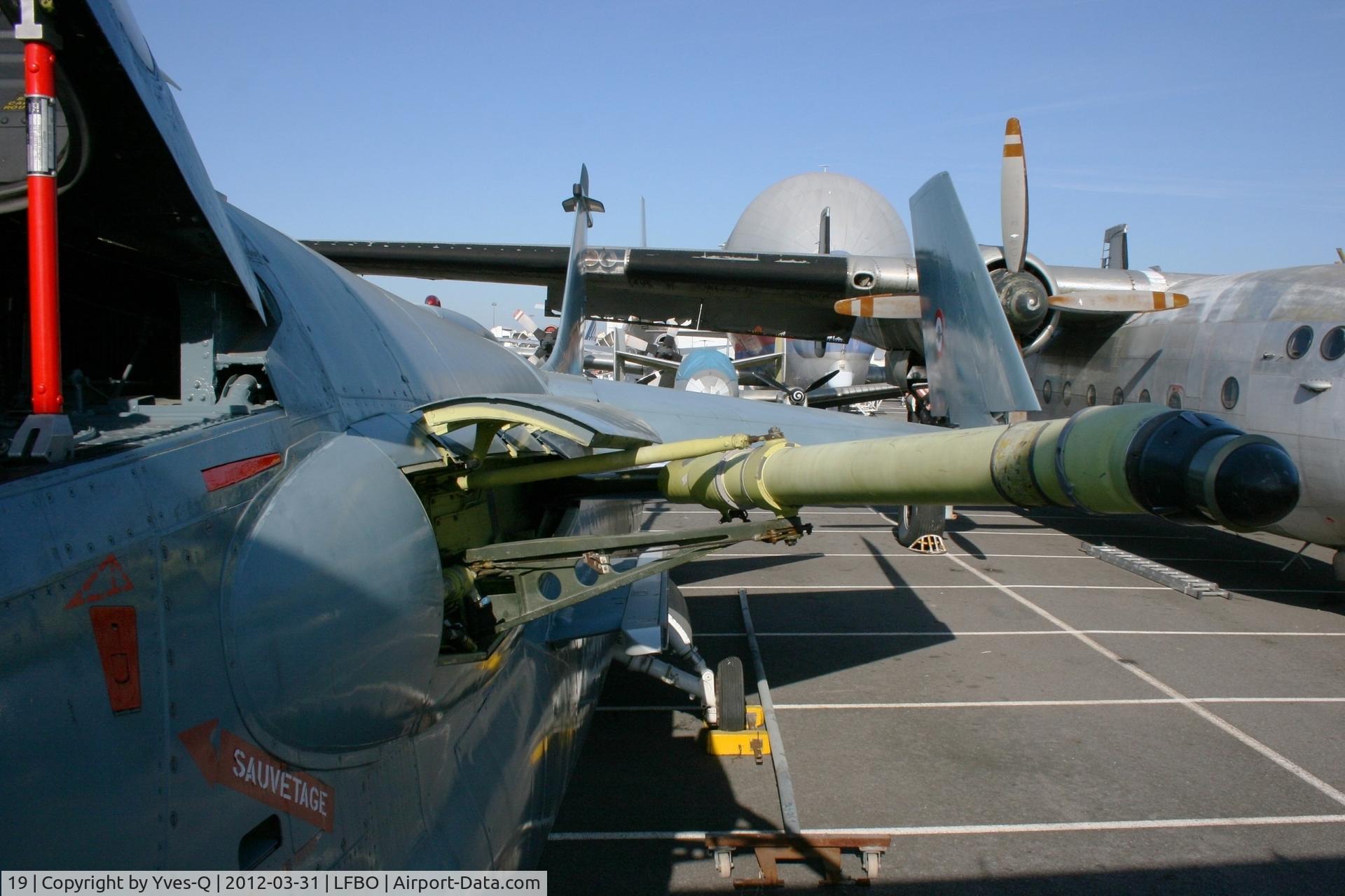 19, Vought F-8E(FN) Crusader C/N 1236, Vought F-8E(FN) Crusader (cn 1236), Close view of refuelling probe, 