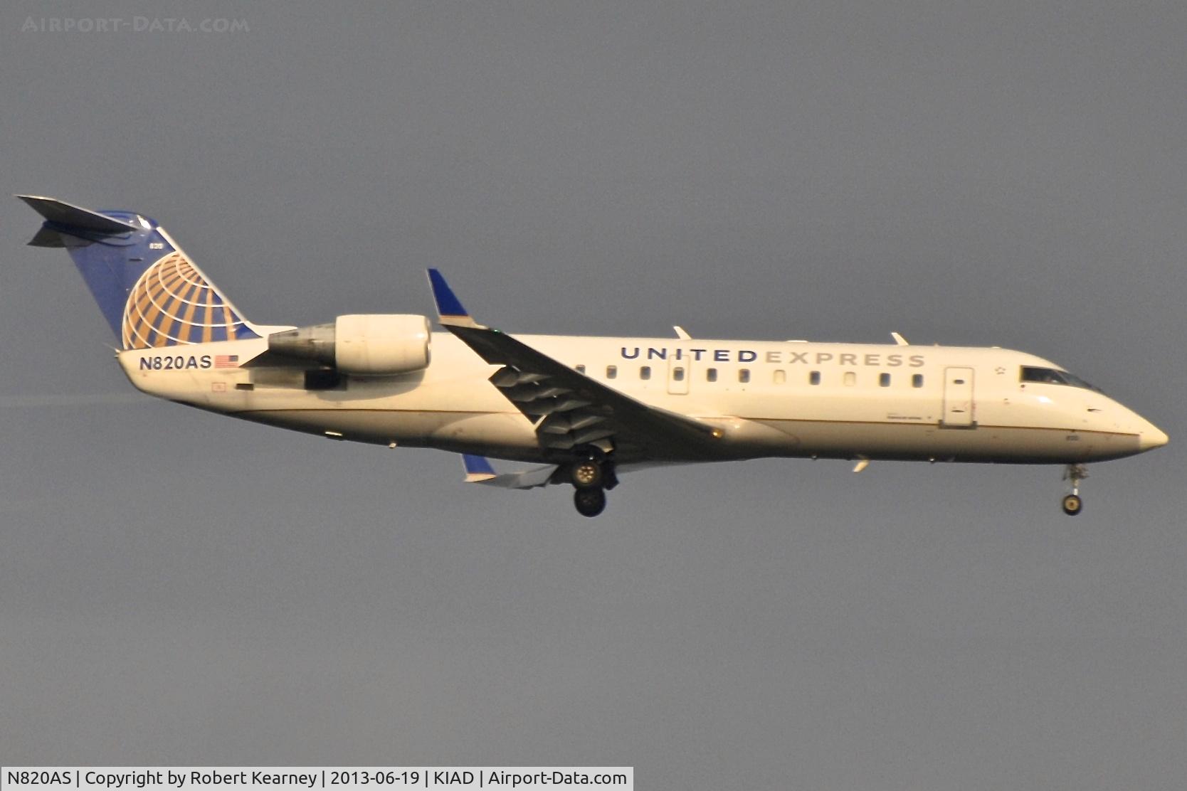 N820AS, 1997 Canadair CRJ-200LR (CL-600-2B19) C/N 7188, On short finals for r/w 1R