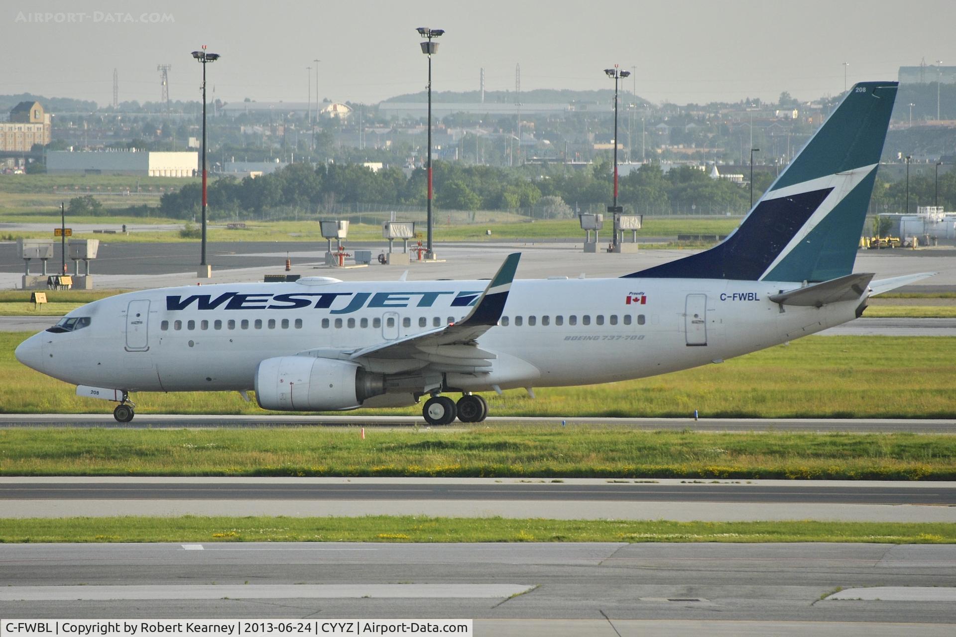 C-FWBL, 2003 Boeing 737-7CT C/N 32750, Taxiing for departure