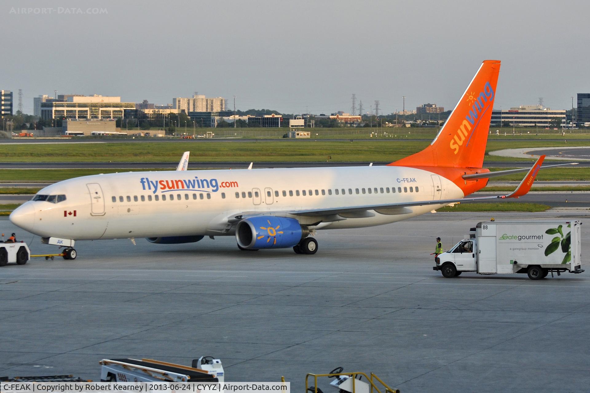 C-FEAK, 2004 Boeing 737-86Q C/N 30292, On push back for departure