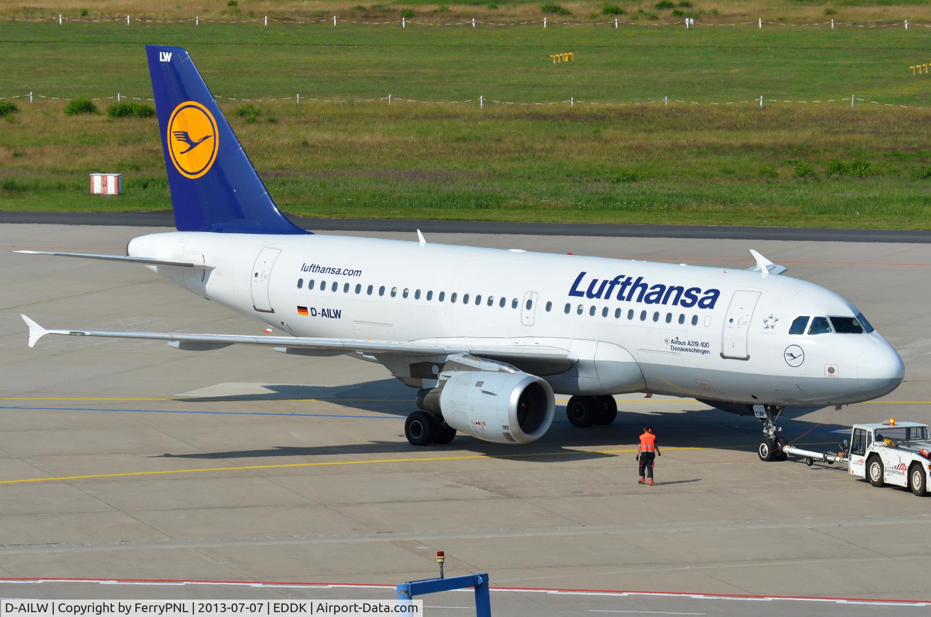 D-AILW, 1998 Airbus A319-114 C/N 853, Lufthansa A319 pushed back.