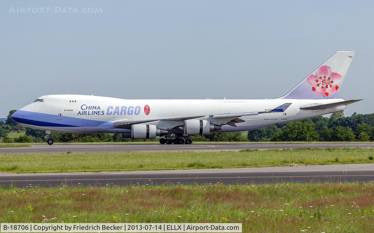 B-18706, 2001 Boeing 747-409F/SCD C/N 30763, decelerating after touchdown