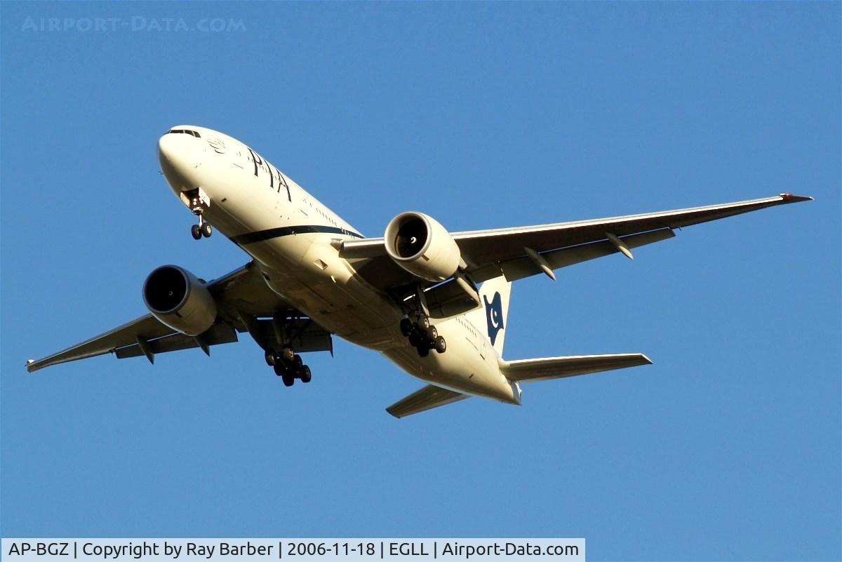 AP-BGZ, 2005 Boeing 777-240/LR C/N 33782, Boeing 777-240LR [33782] (Pakistan Intrtnational Airlines) Home~G 18/11/2006