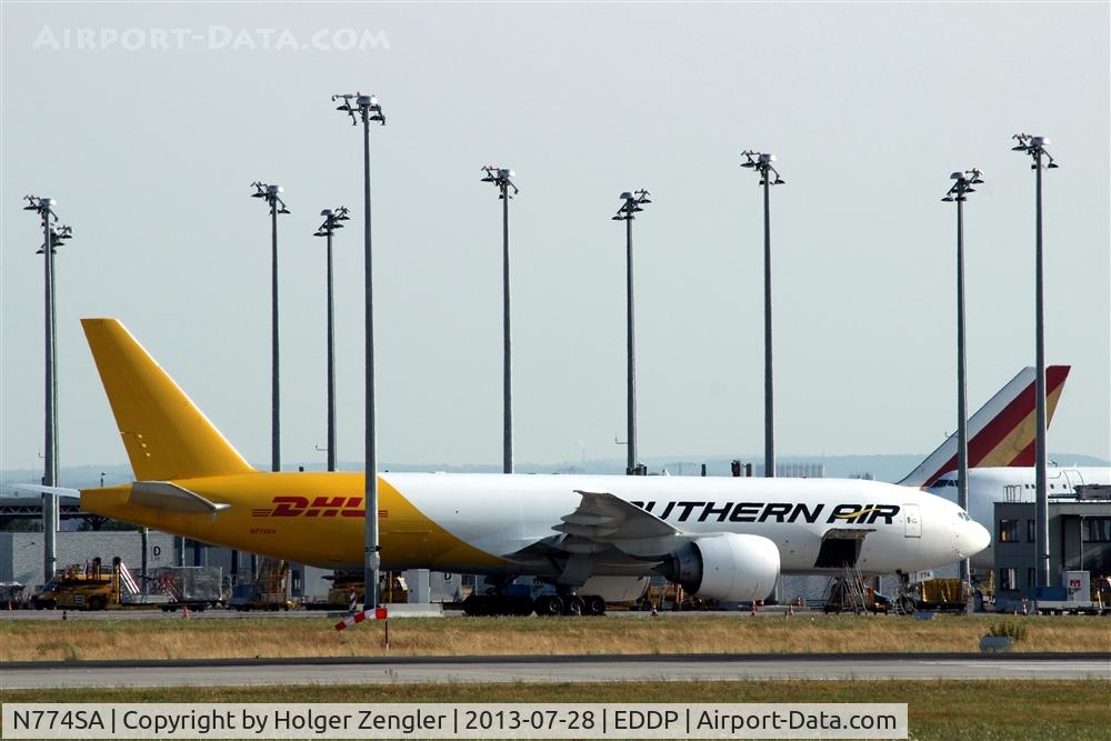 N774SA, 2010 Boeing 777-FZB C/N 37986, Reloading works are running.....