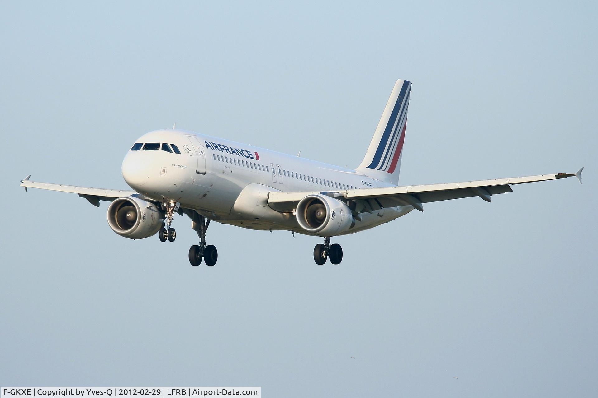 F-GKXE, 2002 Airbus A320-214 C/N 1879, Airbus A320-214, Short approach rwy 25L, Brest-Bretagne Airport (LFRB-BES)