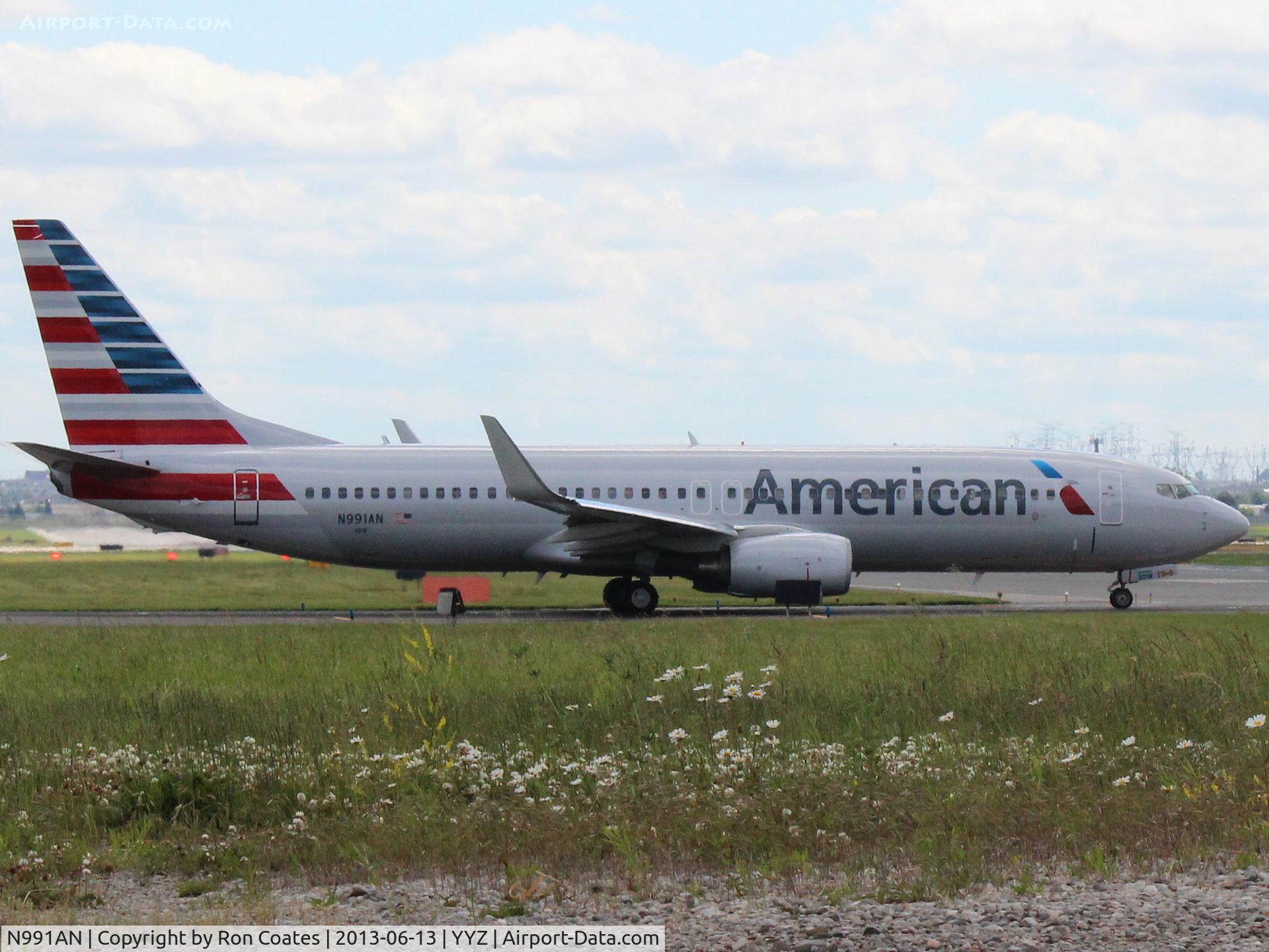 N991AN, 2009 Boeing 737-823 C/N 30920, This American Airlines 737 with its new paint scheme holds short of runway 23
