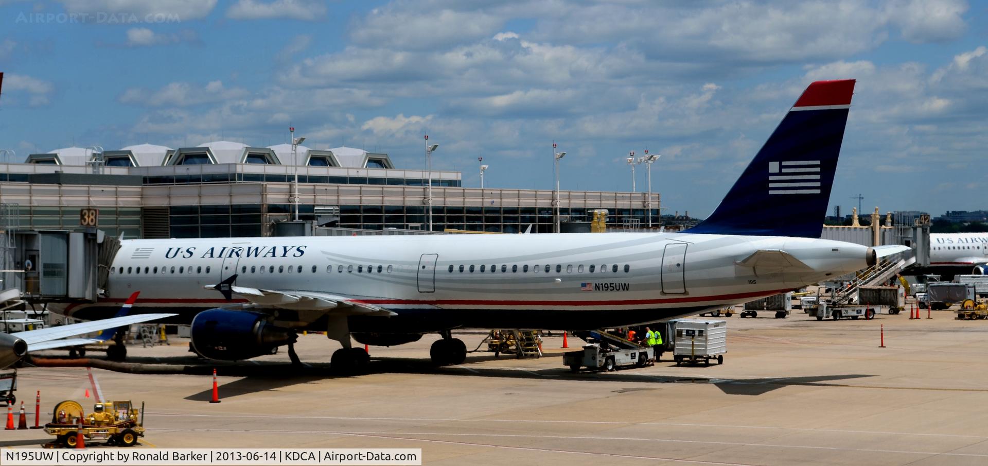 N195UW, 2008 Airbus A321-211 C/N 3633, Gate 38  DCA