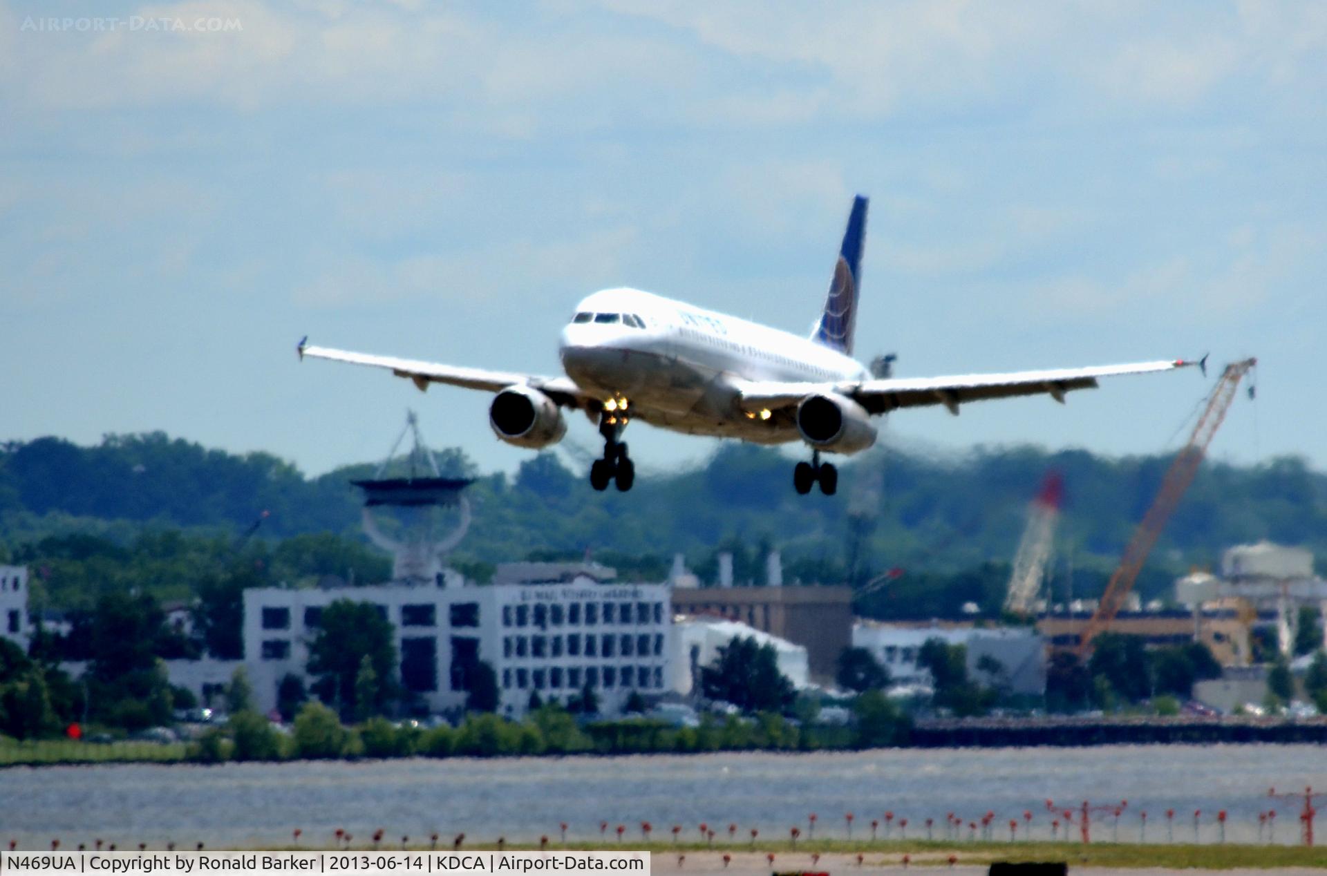 N469UA, 2001 Airbus A320-232 C/N 1409, Approach DCA