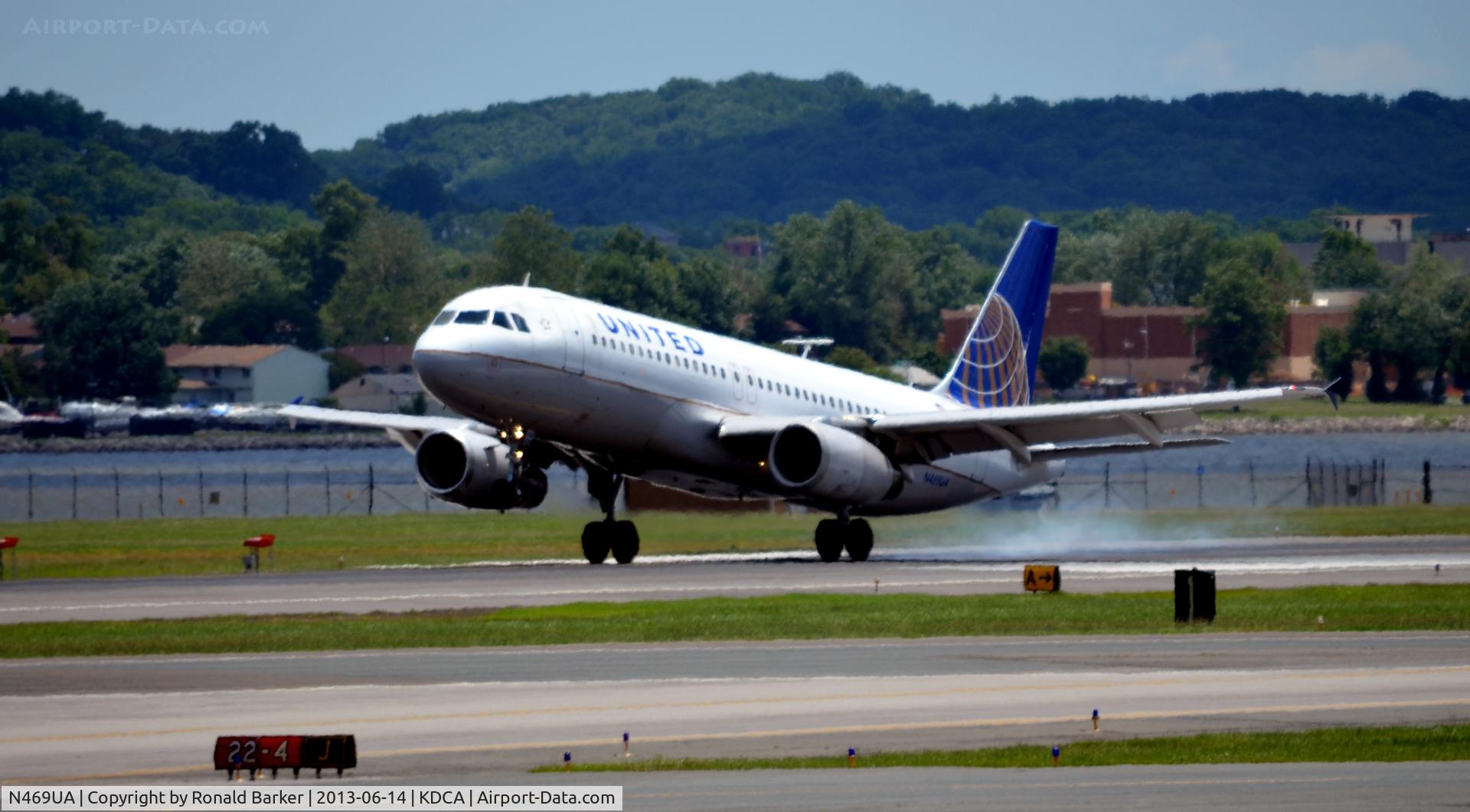 N469UA, 2001 Airbus A320-232 C/N 1409, Landing DCA  Check the tire smoke