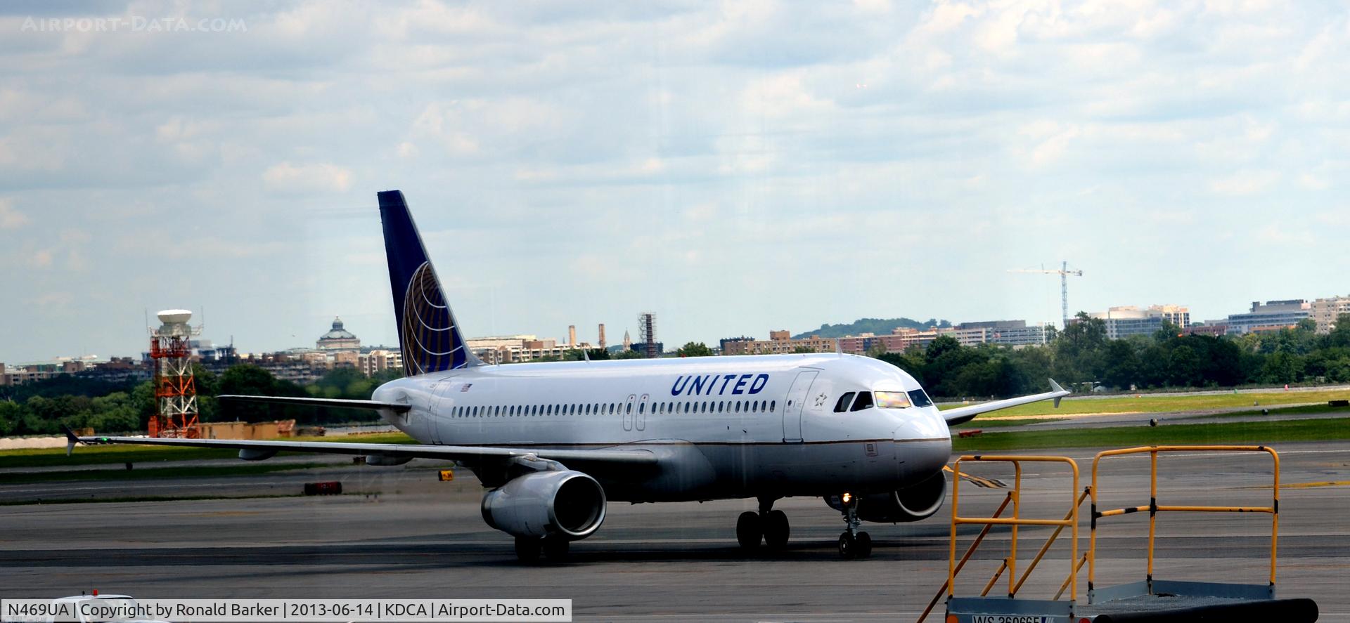N469UA, 2001 Airbus A320-232 C/N 1409, Taxi DCA  