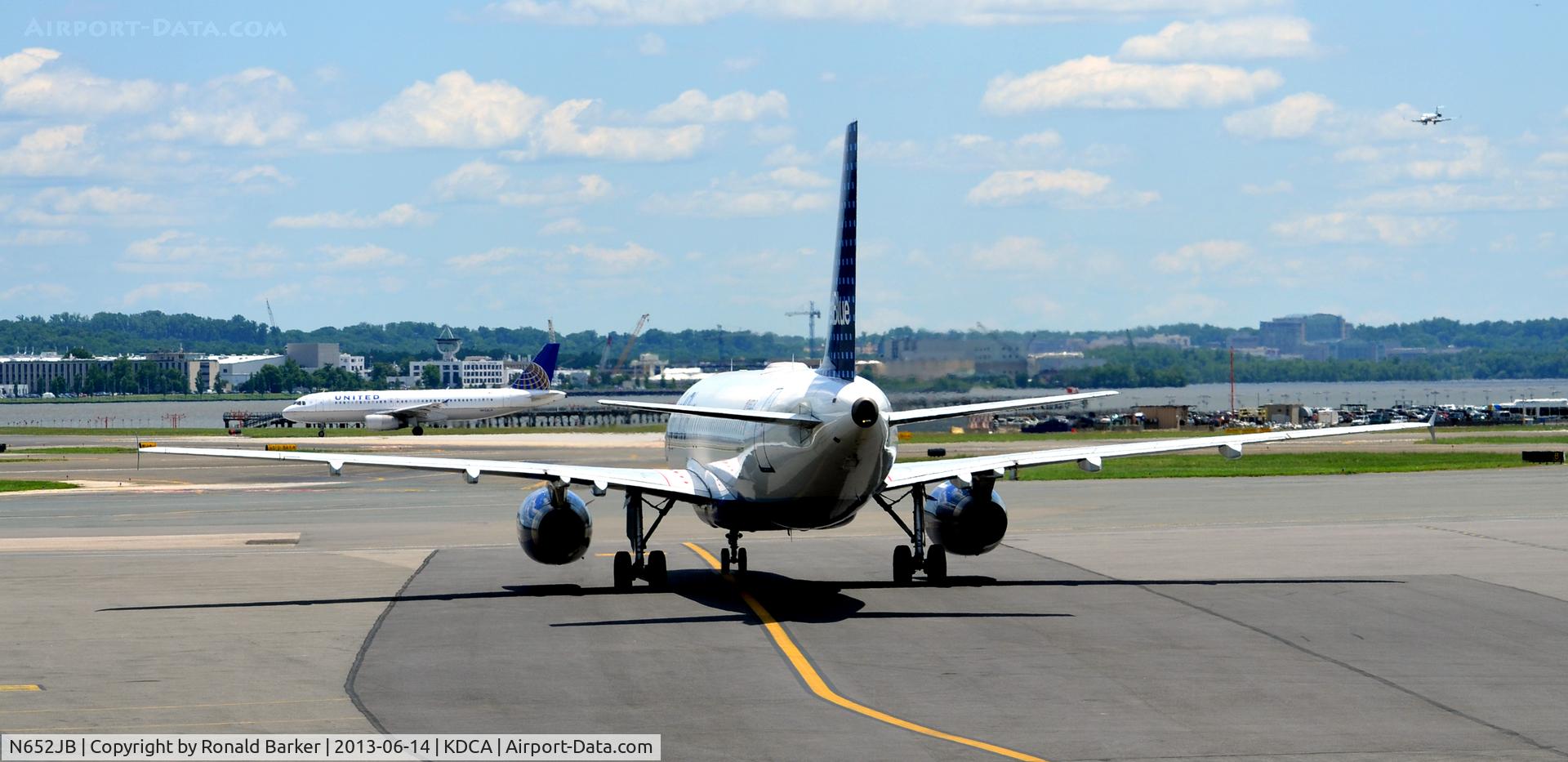 N652JB, 2007 Airbus A320-232 C/N 3029, Taxi DCA VA