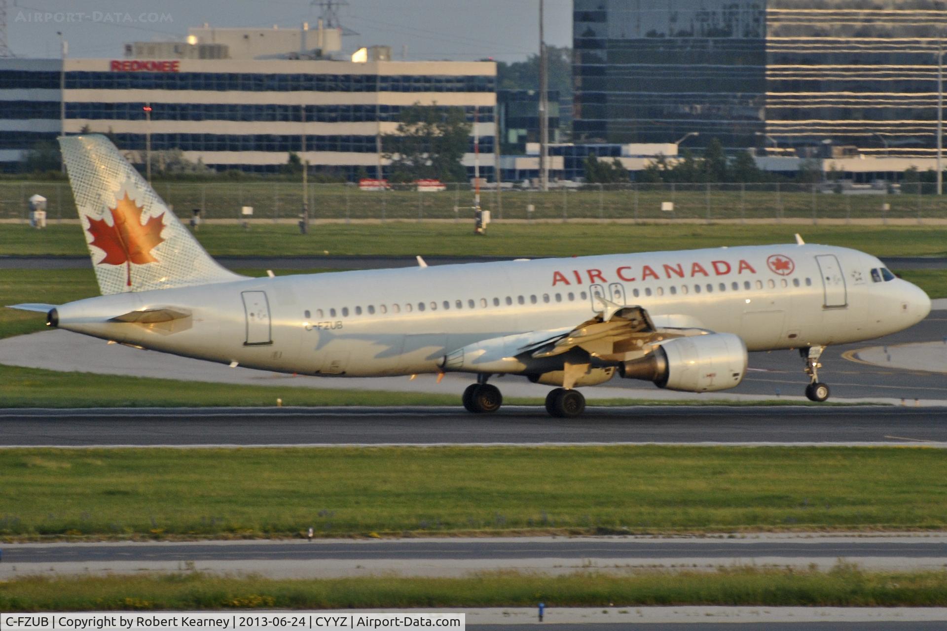 C-FZUB, 2003 Airbus A320-214 C/N 1940, Rotating on departure