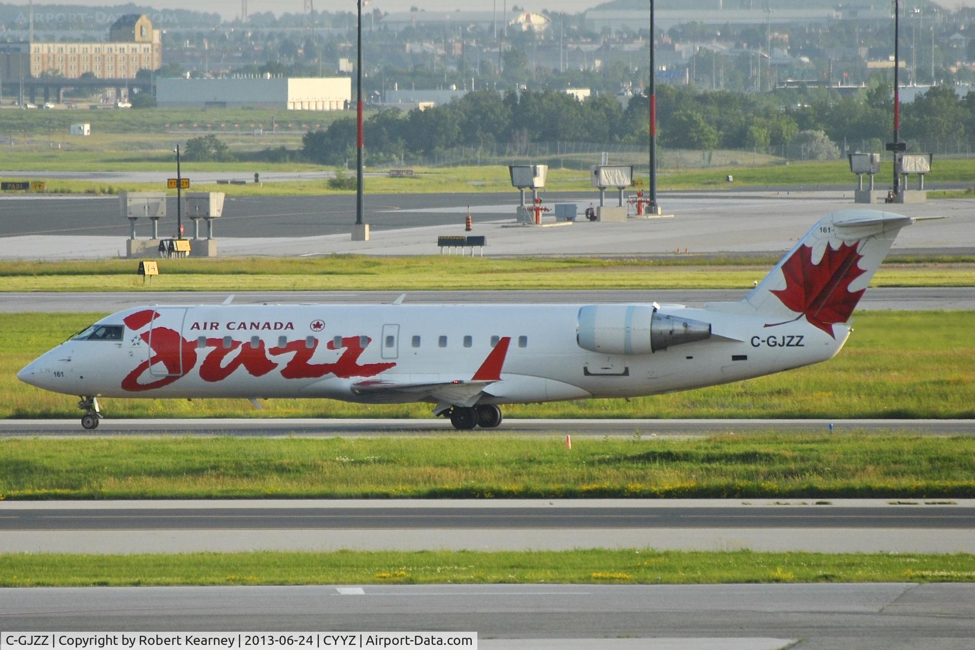 C-GJZZ, 2004 Bombardier CRJ-200ER (CL-600-2B19) C/N 7978, Taxiing out for departure