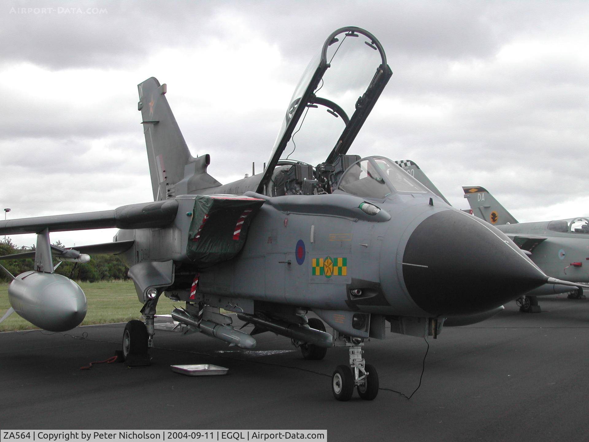 ZA564, 1981 Panavia Tornado GR.4 C/N 090/BS027/3048, Tornado GR.4, callsign Marham 82, of 31 Squadron on display at the 2004 RAF Leuchars Airshow.