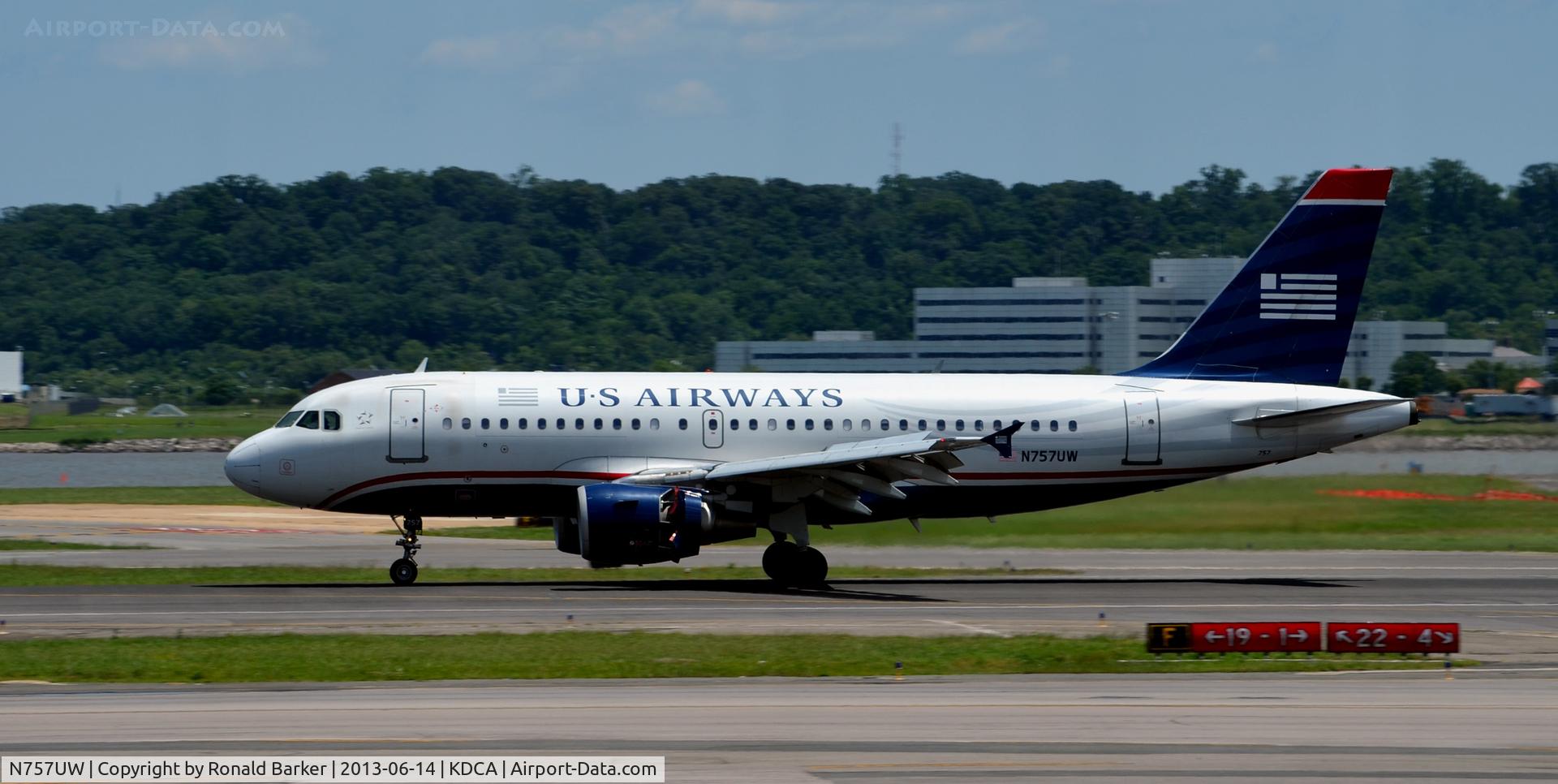 N757UW, 2000 Airbus A319-112 C/N 1342, Landing roll DCA