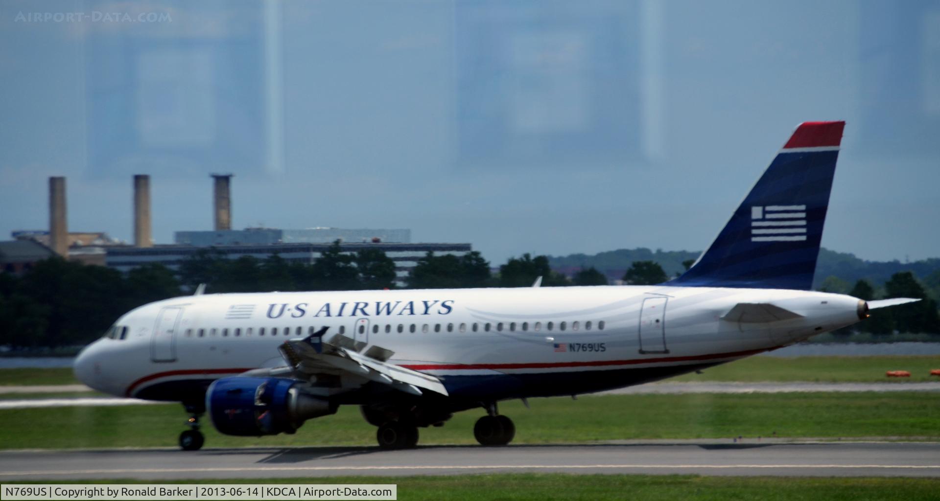 N769US, 2000 Airbus A319-112 C/N 1391, Landing roll DCA