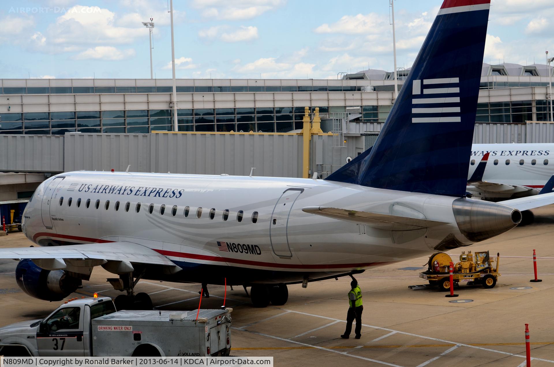 N809MD, 2004 Embraer 170SU (ERJ-170-100SU) C/N 17000022, Parking at the gate  DCA