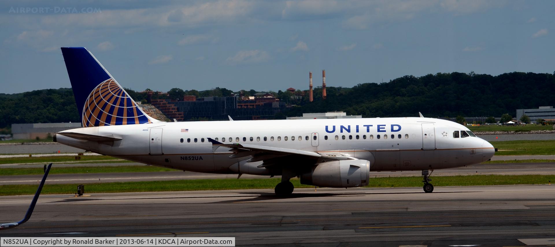 N852UA, 2002 Airbus A319-131 C/N 1671, Taxi DCA