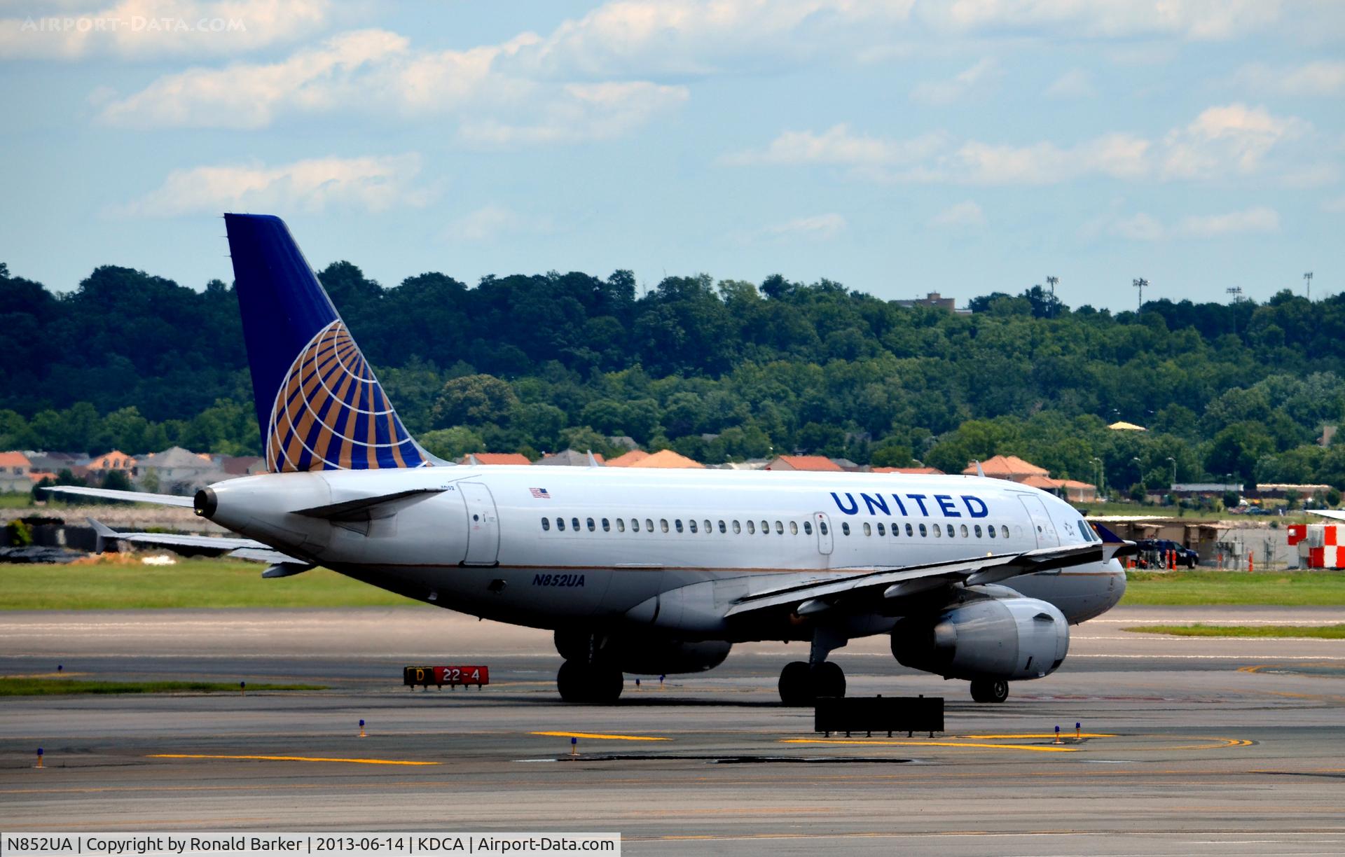 N852UA, 2002 Airbus A319-131 C/N 1671, Taxi DCA