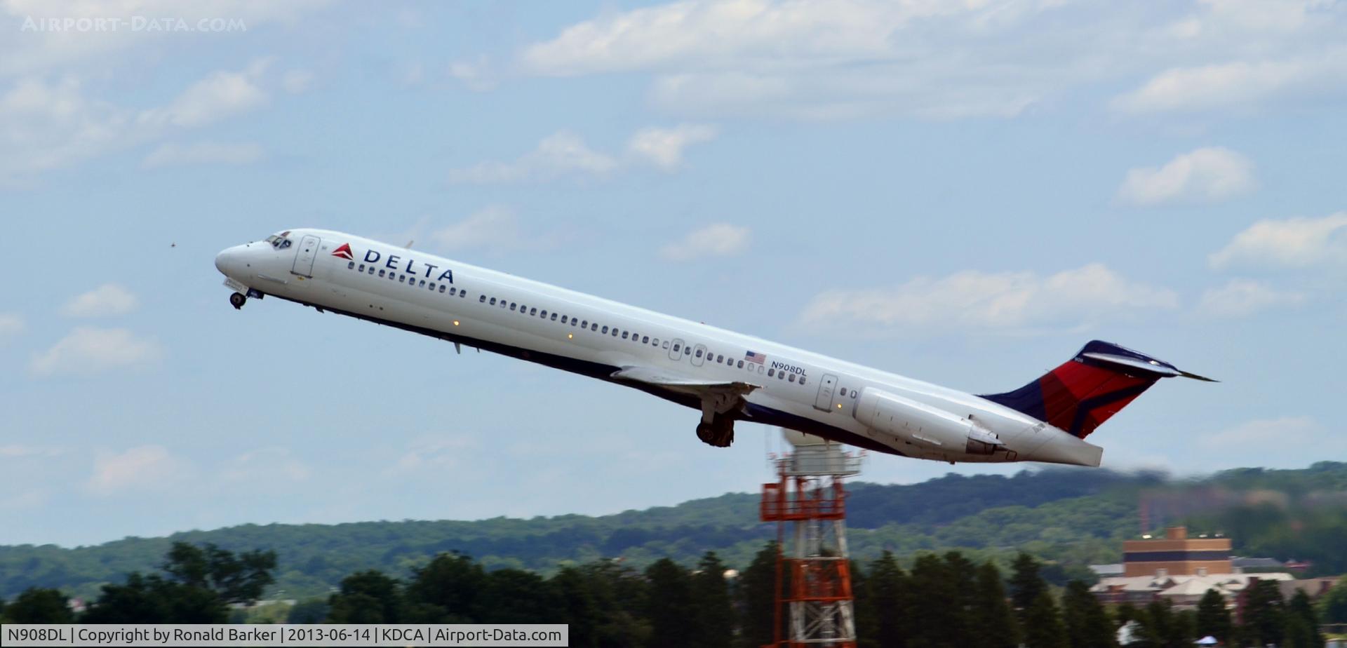 N908DL, 1987 McDonnell Douglas MD-88 C/N 49539, Takeoff, gear retraction DCA