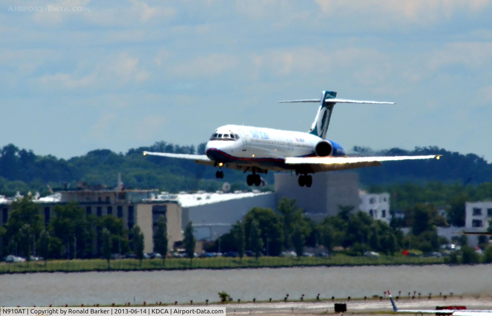 N910AT, 2001 Boeing 717-200 C/N 55086, Approach to DCA