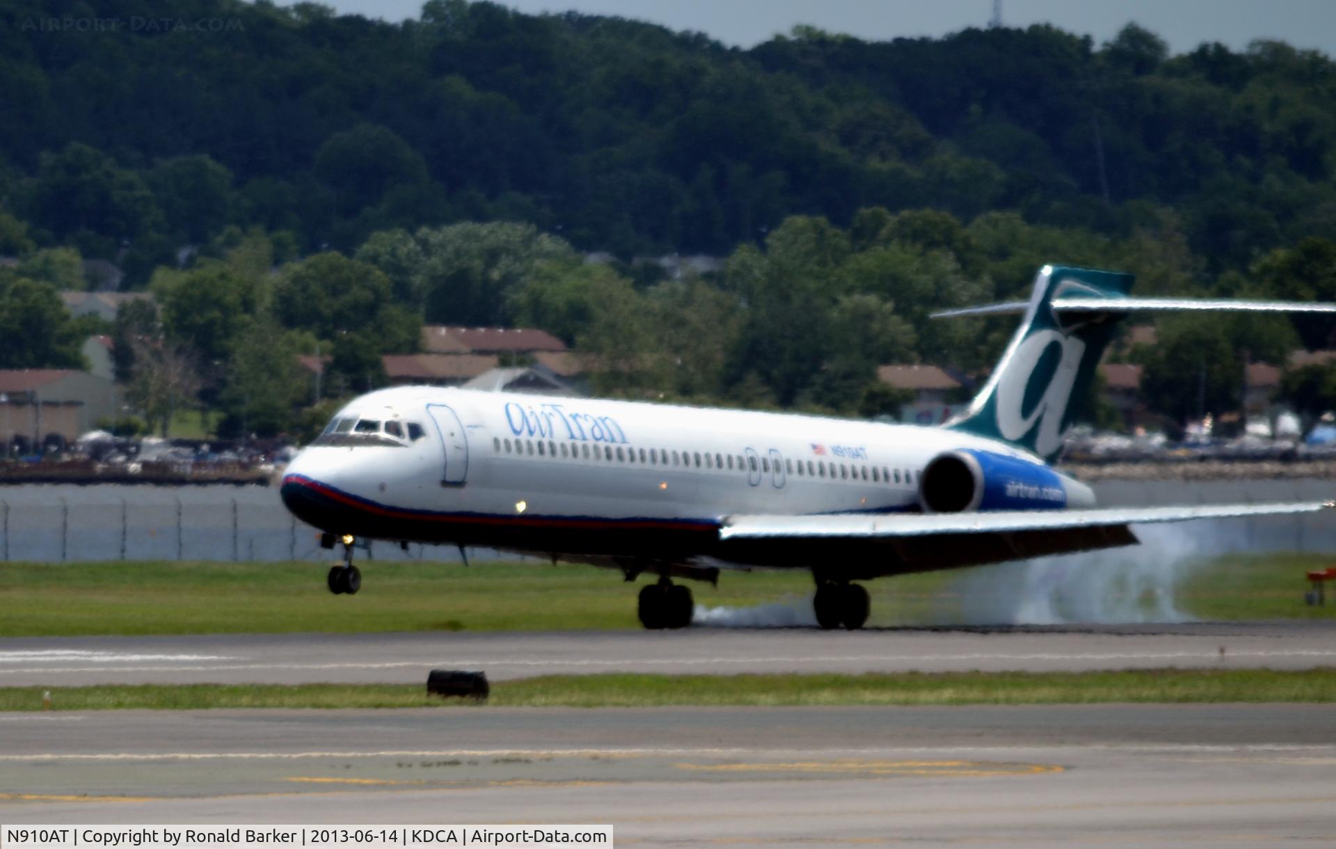 N910AT, 2001 Boeing 717-200 C/N 55086, Landing  