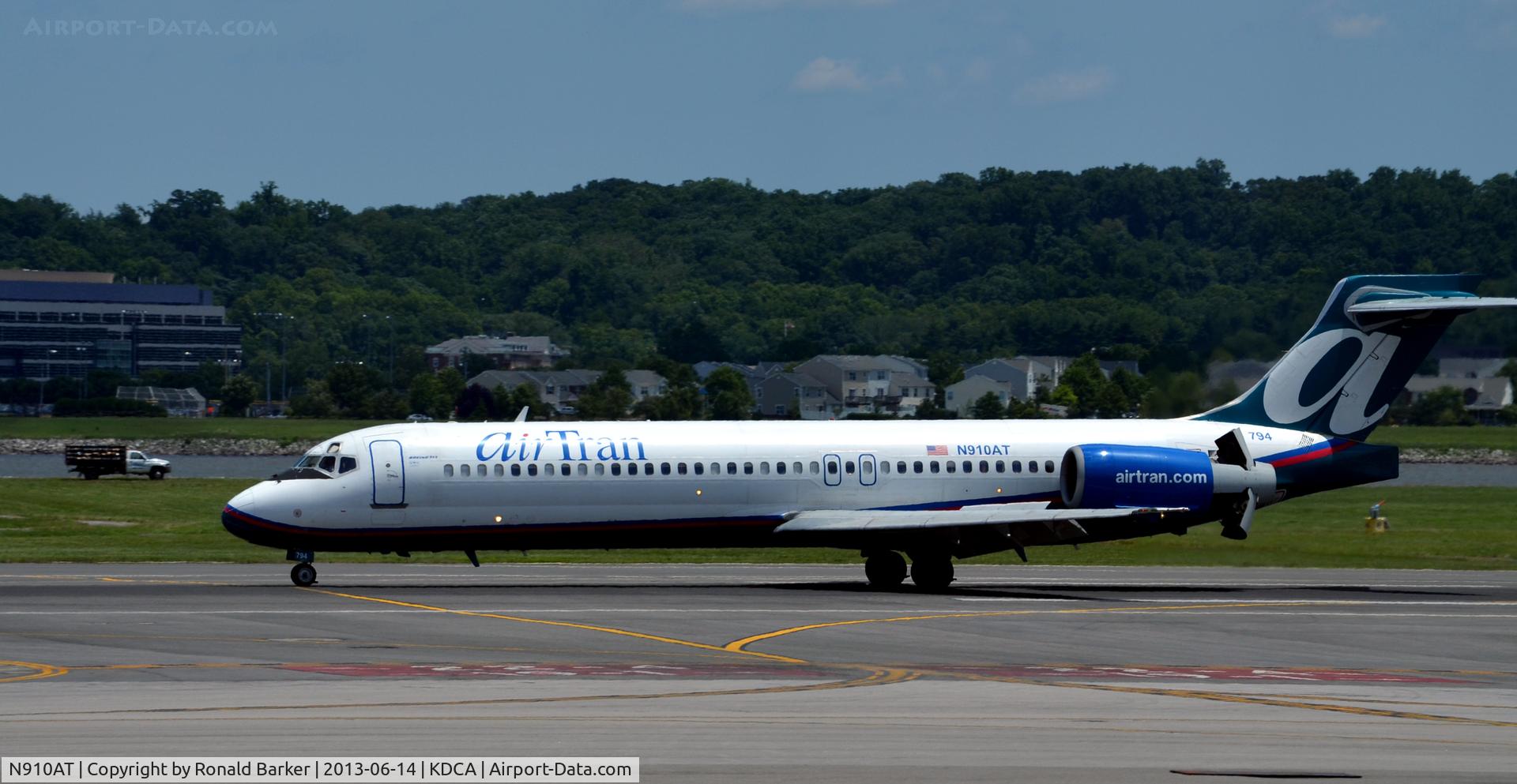 N910AT, 2001 Boeing 717-200 C/N 55086, Landing roll DCA