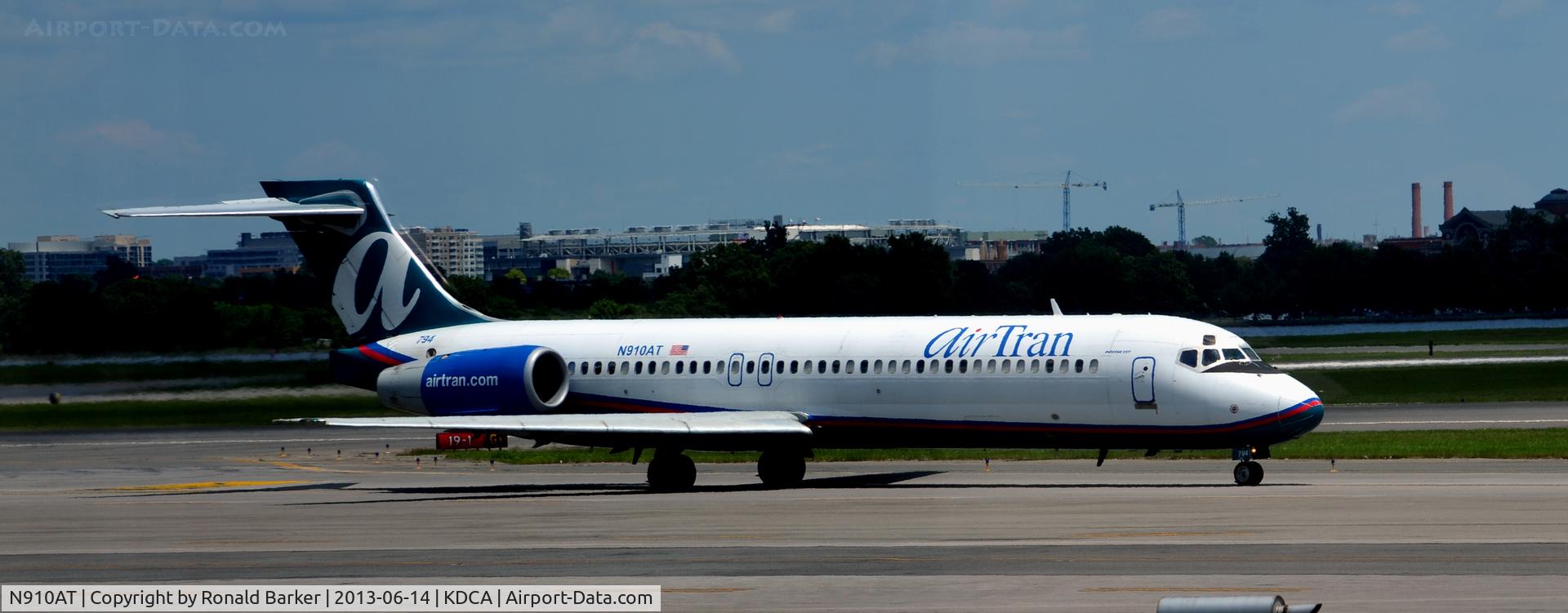 N910AT, 2001 Boeing 717-200 C/N 55086, Taxi DCA
