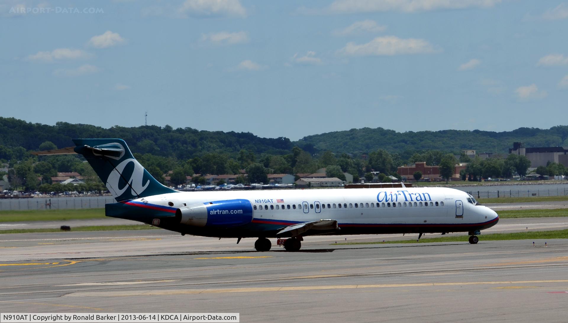 N910AT, 2001 Boeing 717-200 C/N 55086, Taxi to parking DCA