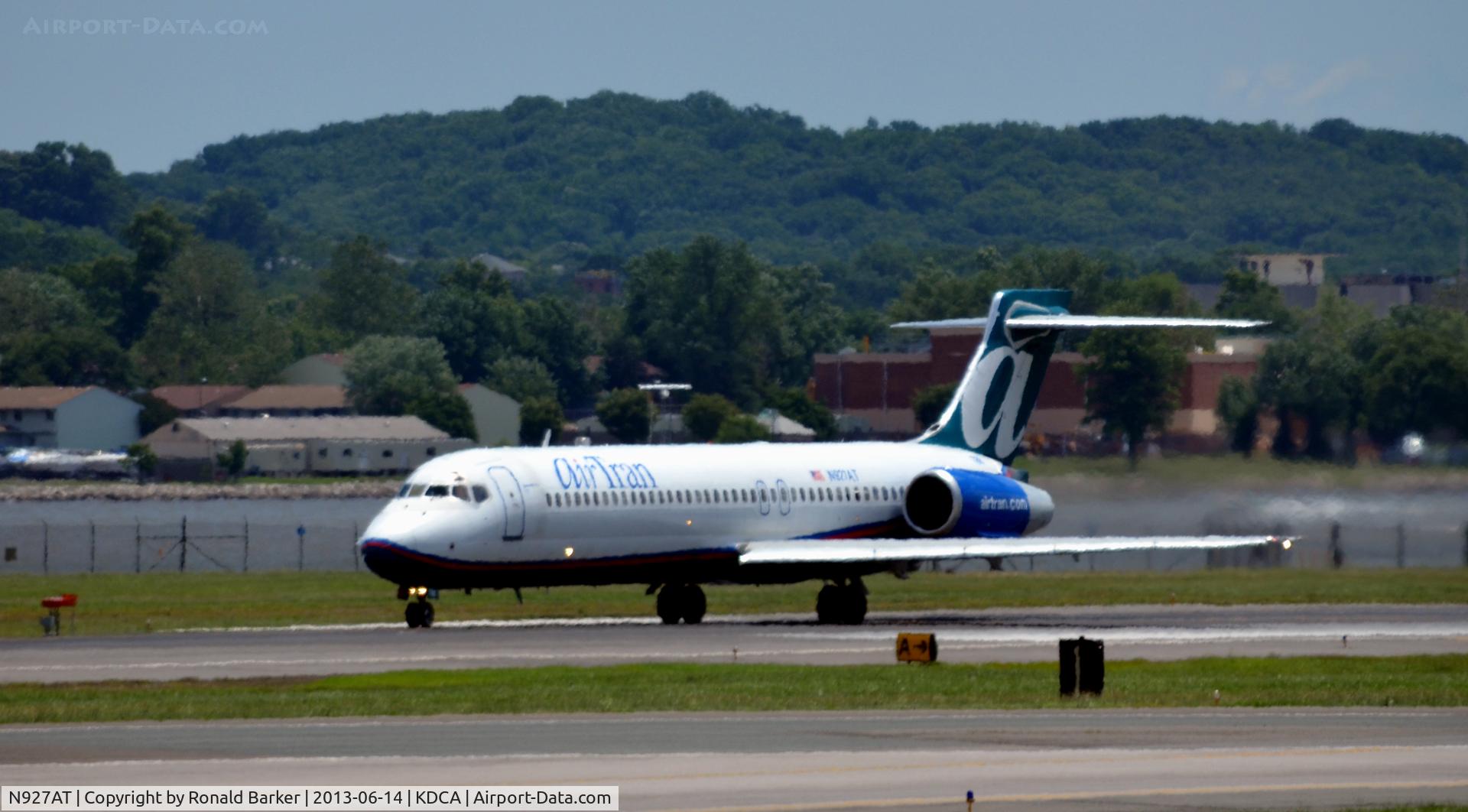 N927AT, 2000 Boeing 717-200 C/N 55077, Takeoff DCA