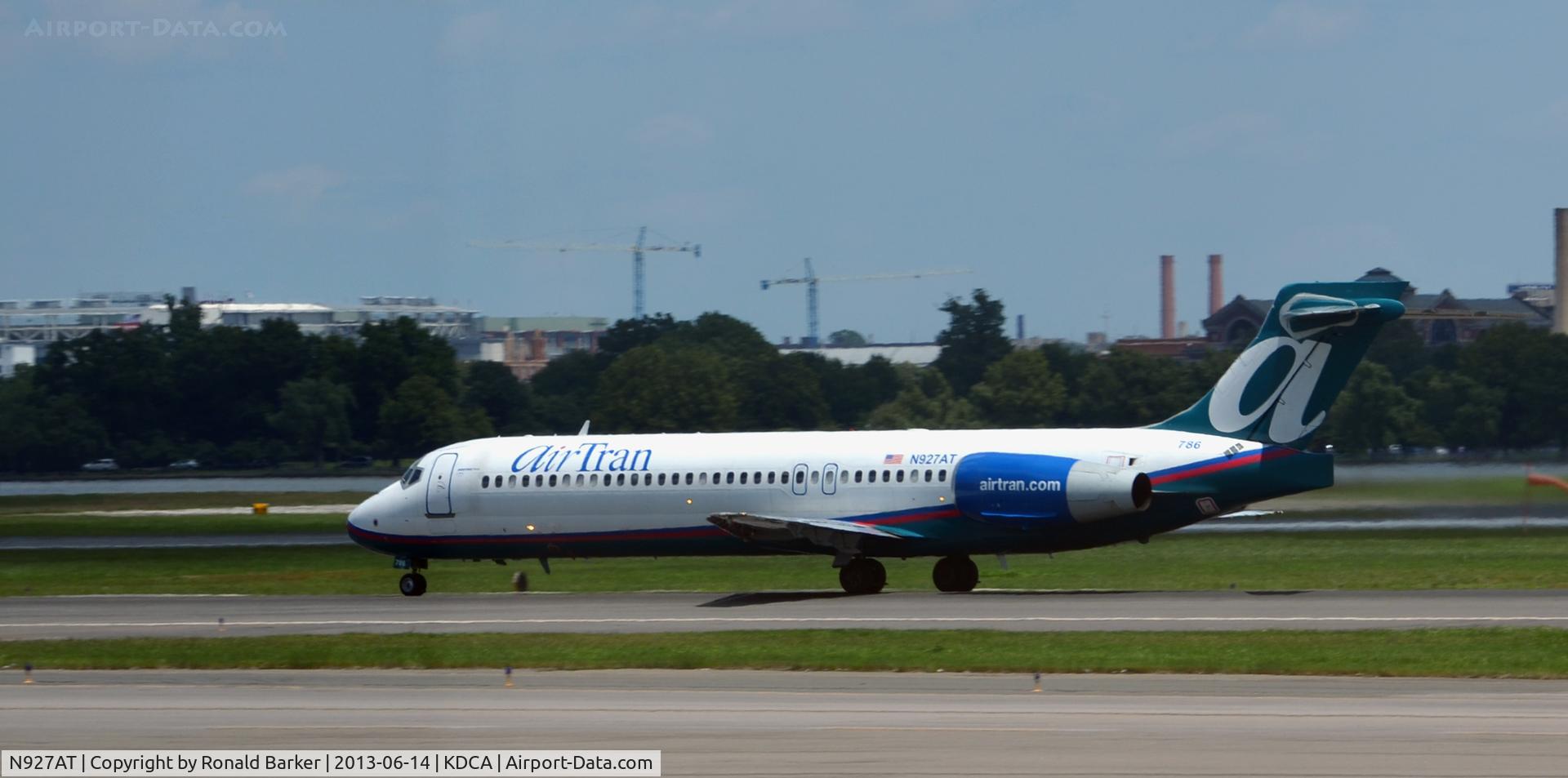 N927AT, 2000 Boeing 717-200 C/N 55077, Takeoff roll DCA