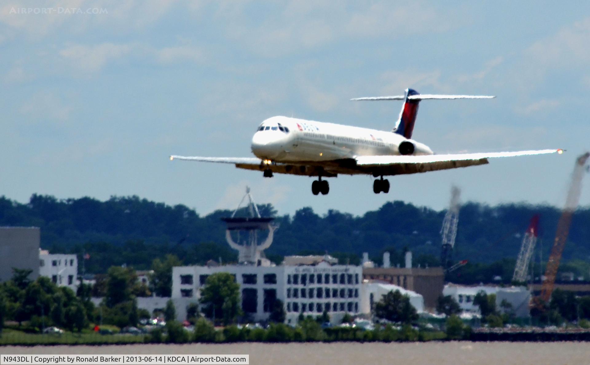 N943DL, 1989 McDonnell Douglas MD-88 C/N 49816, Approach to DCA