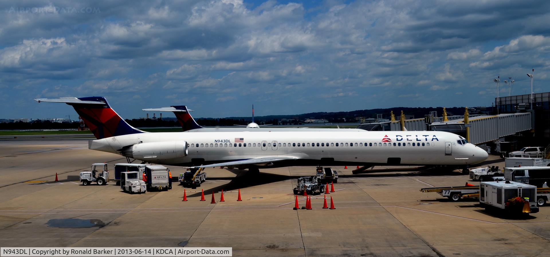 N943DL, 1989 McDonnell Douglas MD-88 C/N 49816, Gate 17 DCA
