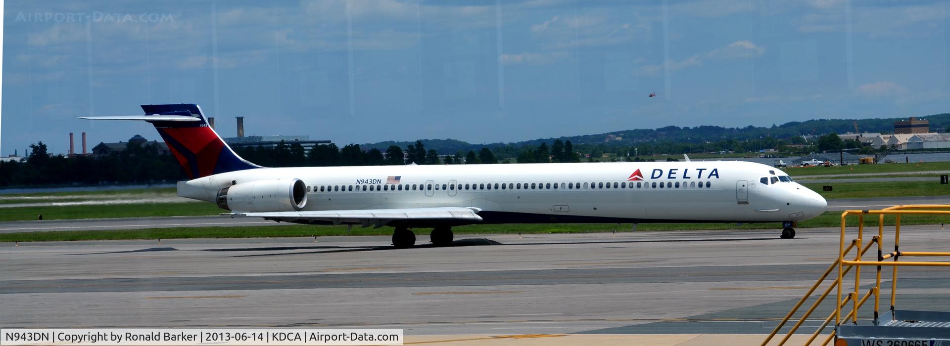 N943DN, 1997 McDonnell Douglas MD-90-30 C/N 53557, Taxi DCA