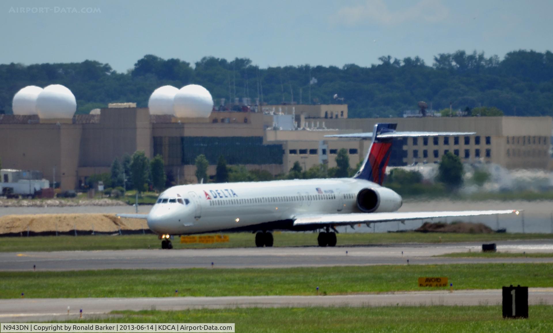 N943DN, 1997 McDonnell Douglas MD-90-30 C/N 53557, Takeoff DCA