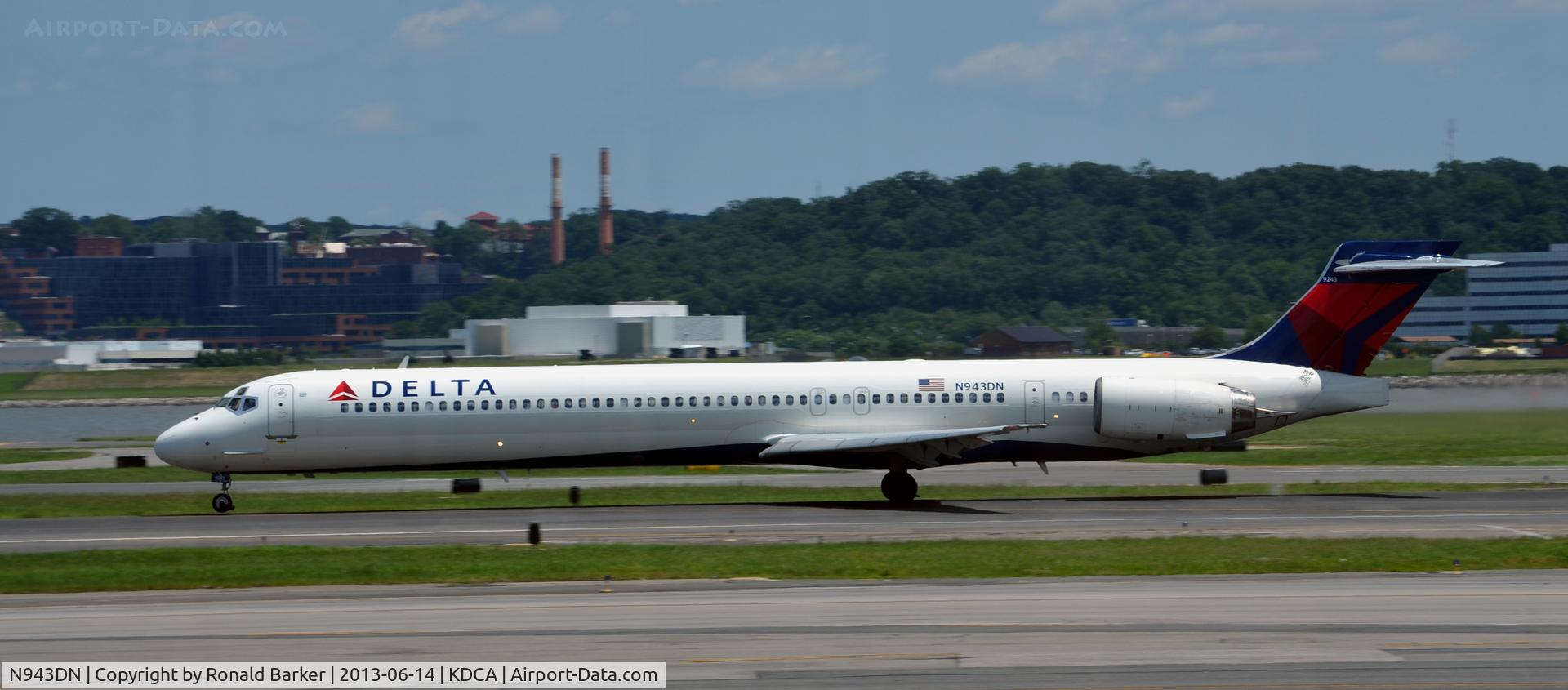 N943DN, 1997 McDonnell Douglas MD-90-30 C/N 53557, Takeoff roll DCA