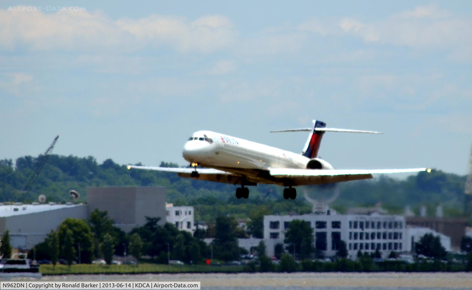 N962DN, McDonnell Douglas MD-90-30 C/N 53532, Approach to DCA