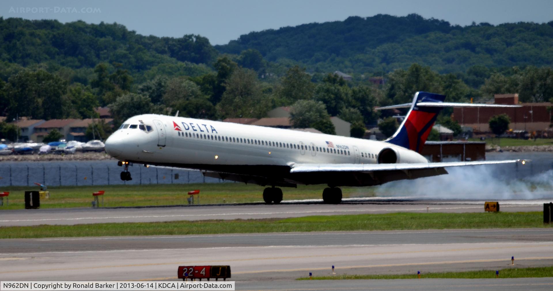 N962DN, McDonnell Douglas MD-90-30 C/N 53532, Landing 