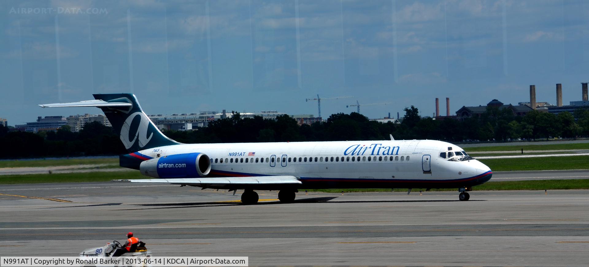 N991AT, 2002 Boeing 717-200 C/N 55135, Taxi DCA