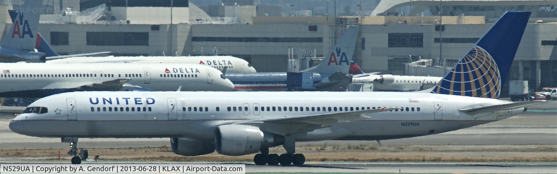 N529UA, 1991 Boeing 757-222 C/N 25019, United, seen here taxiing at Los Angeles Int´l(KLAX)