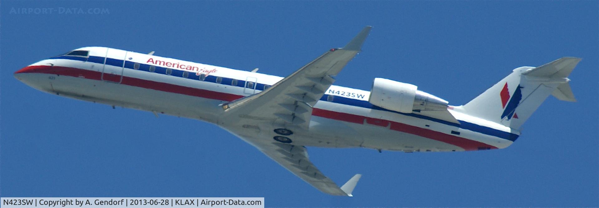 N423SW, 2000 Bombardier CRJ-200LR (CL-600-2B19) C/N 7456, Sky West (American Eagle cs.) is leaving Los Angeles Int´l(KLAX)