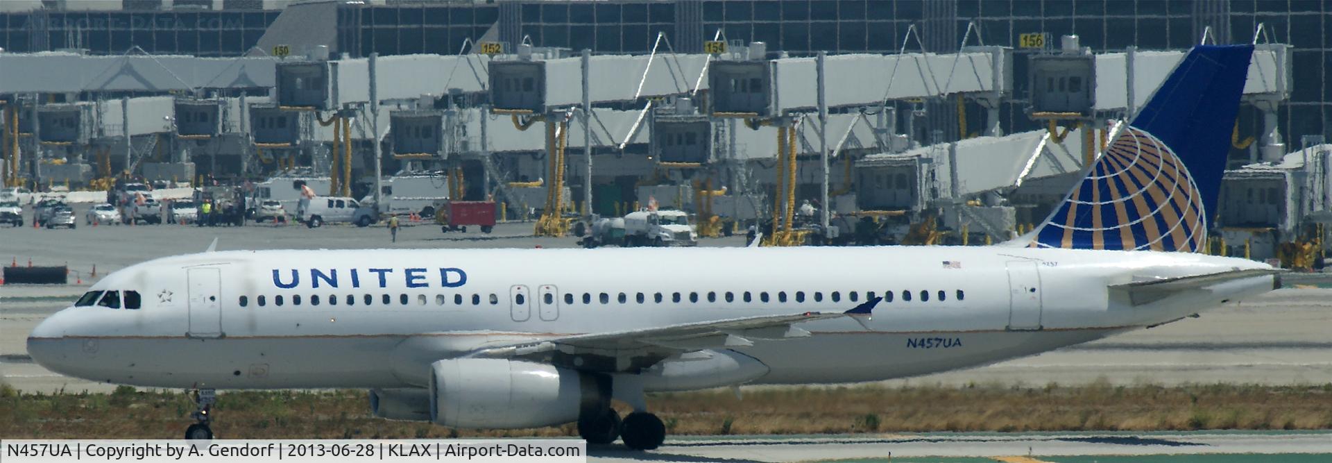 N457UA, 1999 Airbus A320-232 C/N 1146, United, is taxiing to the gate at Los Angeles Int´l(KLAX)