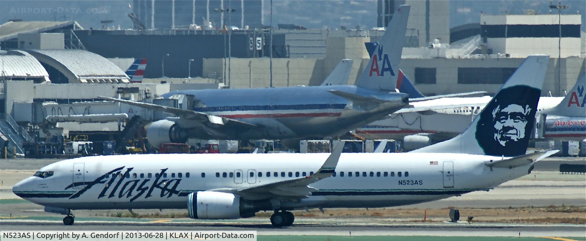 N523AS, 2009 Boeing 737-890 C/N 35194, Alaska Airlines, seen here taxiing at Los Angeles Int´l(KLAX)