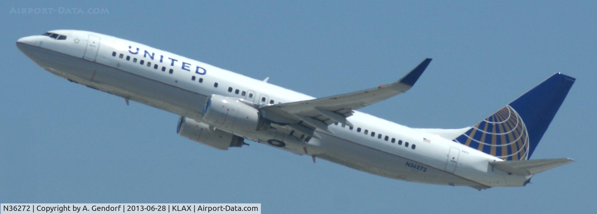 N36272, 2001 Boeing 737-824 C/N 31590, United, is climbing out Los Angeles Int´l(KLAX) after take off RWY 25R