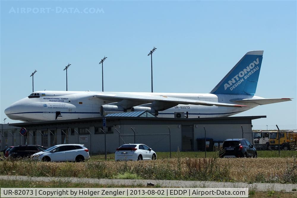 UR-82073, 1994 Antonov An-124-100 Ruslan C/N 9773054359139, Giant on roof....